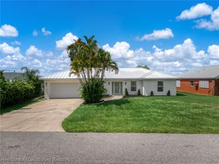 107 Lakefront Lane NW, Lake Placid, FL 33852