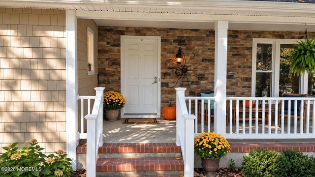 27 Surrey Lane, Eatontown, NJ 07724