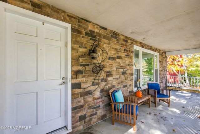 27 Surrey Lane, Eatontown, NJ 07724