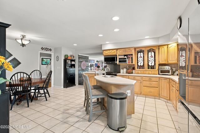 27 Surrey Lane, Eatontown, NJ 07724
