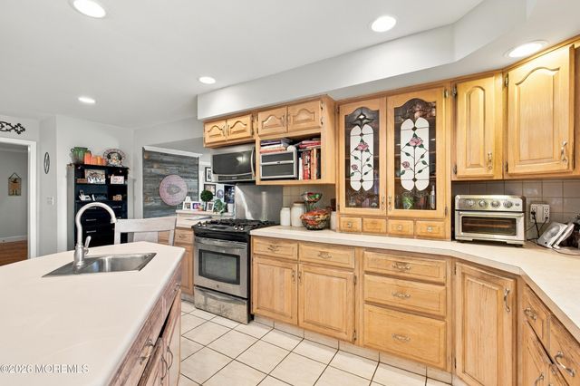 27 Surrey Lane, Eatontown, NJ 07724