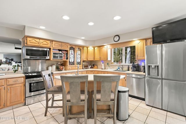 27 Surrey Lane, Eatontown, NJ 07724