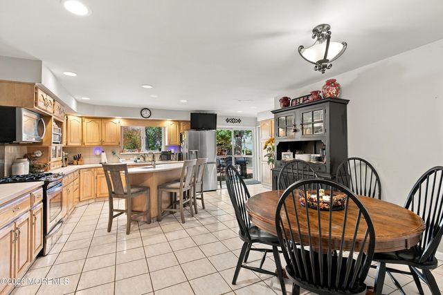 27 Surrey Lane, Eatontown, NJ 07724