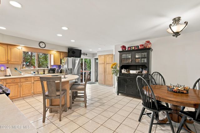 27 Surrey Lane, Eatontown, NJ 07724