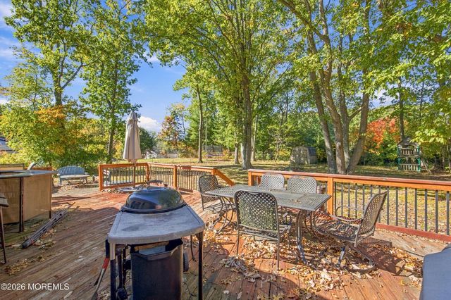 27 Surrey Lane, Eatontown, NJ 07724