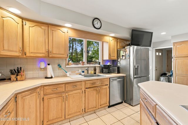 27 Surrey Lane, Eatontown, NJ 07724