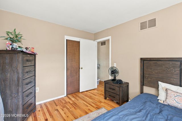 27 Surrey Lane, Eatontown, NJ 07724