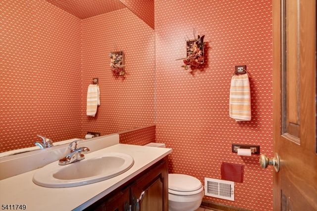 19 Arrowhead Dr, Branchburg Twp., NJ 08853
