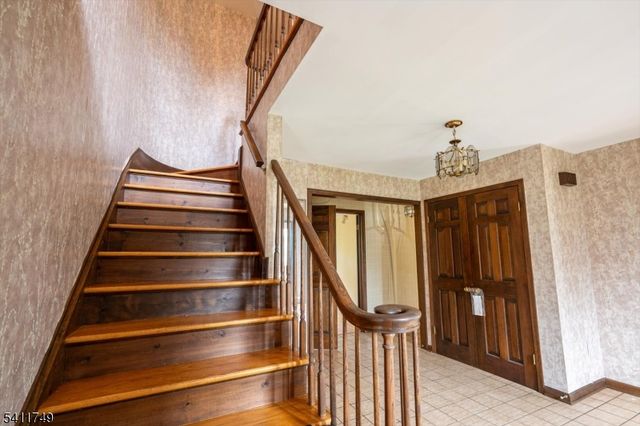 19 Arrowhead Dr, Branchburg Twp., NJ 08853