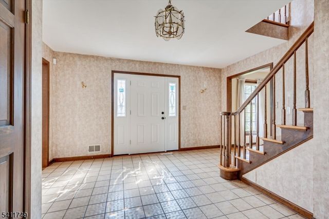 19 Arrowhead Dr, Branchburg Twp., NJ 08853