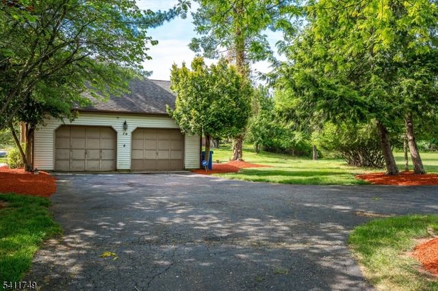 19 Arrowhead Dr, Branchburg Twp., NJ 08853