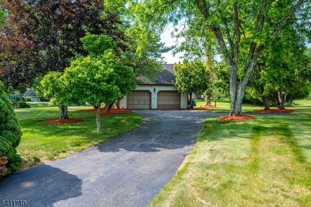 19 Arrowhead Dr, Branchburg Twp., NJ 08853