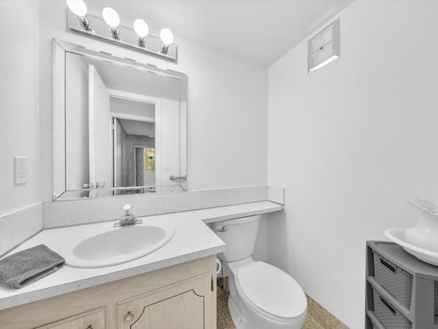 43 Windsor C, West Palm Beach, FL 33417