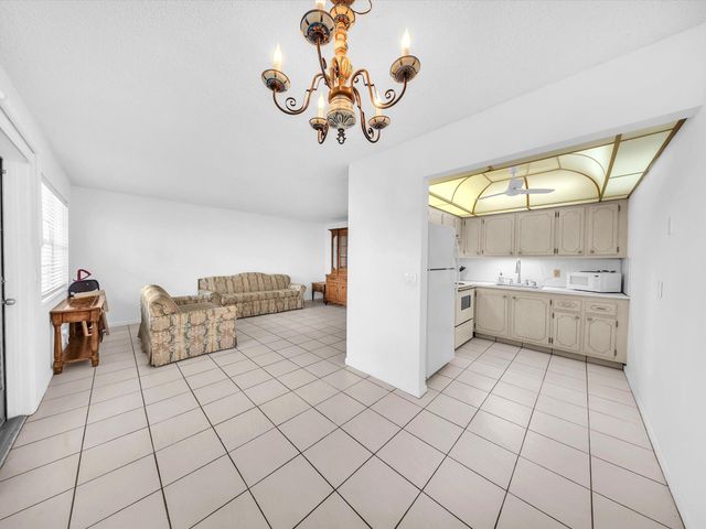 43 Windsor C, West Palm Beach, FL 33417