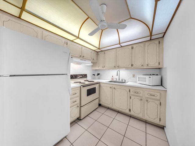 43 Windsor C, West Palm Beach, FL 33417