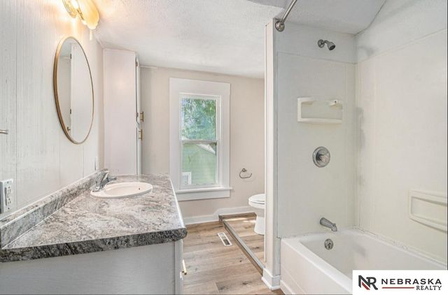 1242 E 4th Street, Fremont, NE 68025