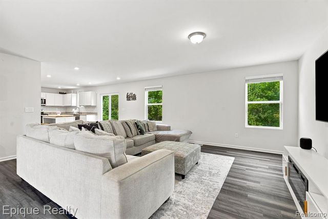 2360 Scenic Hollow Drive, Grand Blanc, MI 48439
