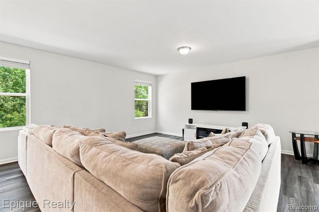 2360 Scenic Hollow Drive, Grand Blanc, MI 48439