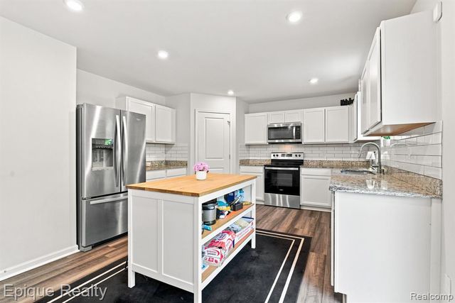 2360 Scenic Hollow Drive, Grand Blanc, MI 48439
