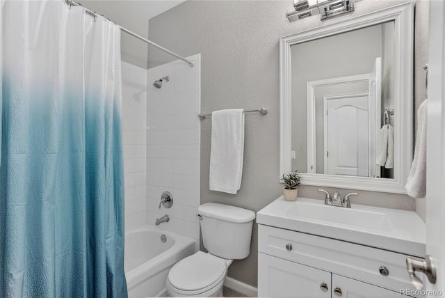 7153 S Versailles Way, Aurora, CO 80016