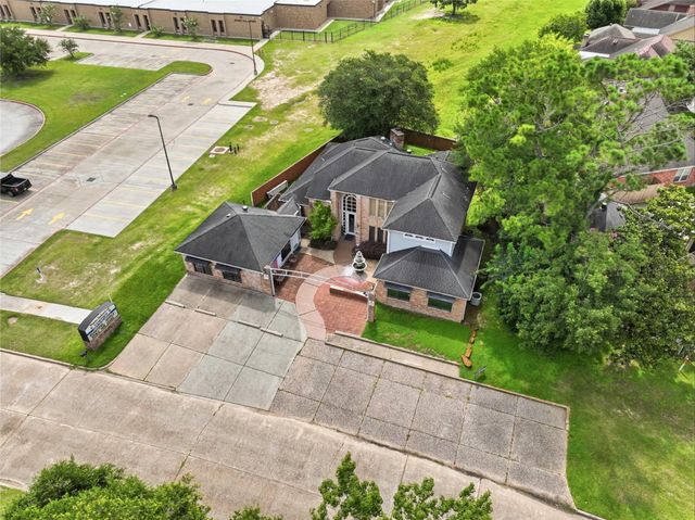 13700 Lakewood Forest Drive, Houston, TX 77070