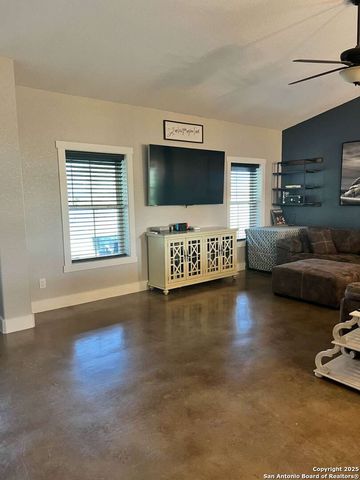 418 TAILWIND DR, Seguin, TX 78155