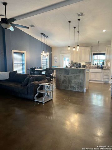 418 TAILWIND DR, Seguin, TX 78155