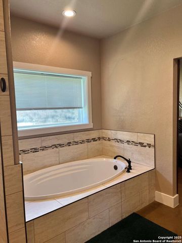418 TAILWIND DR, Seguin, TX 78155