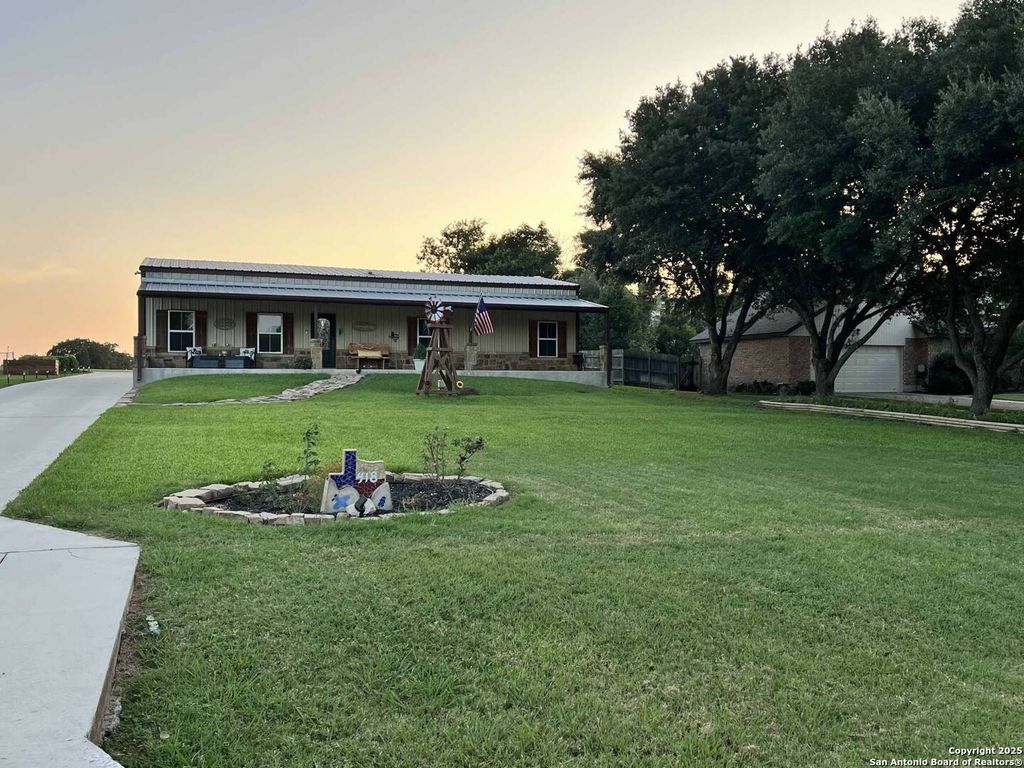418 TAILWIND DR, Seguin, TX 78155