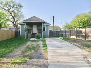 1013 Price ST, Taylor, TX 76574