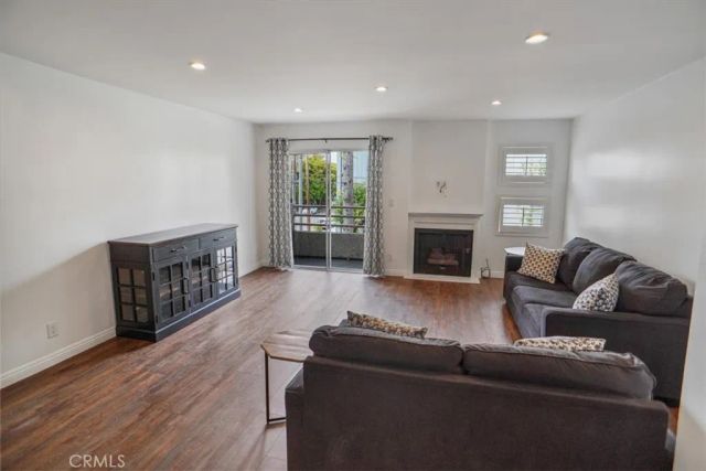 11230 Peach Grove Street 206, North Hollywood, CA 91601
