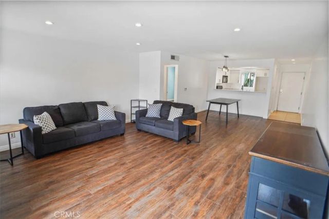 11230 Peach Grove Street 206, North Hollywood, CA 91601