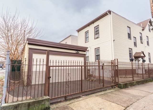 74 Smith St, Newark City, NJ 07106