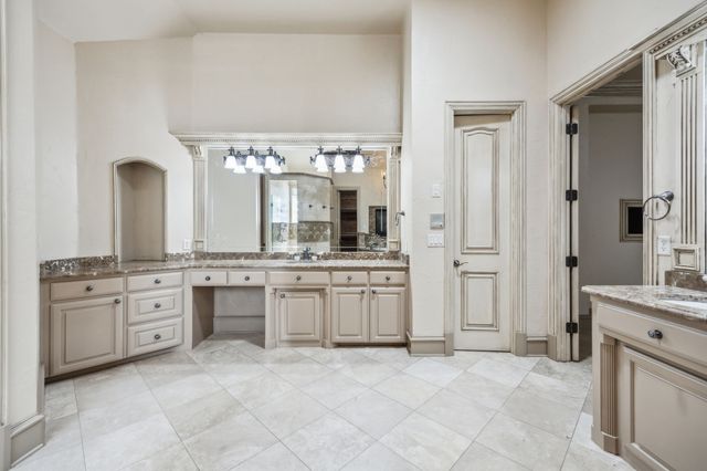 585 N Peytonville Avenue, Southlake, TX 76092