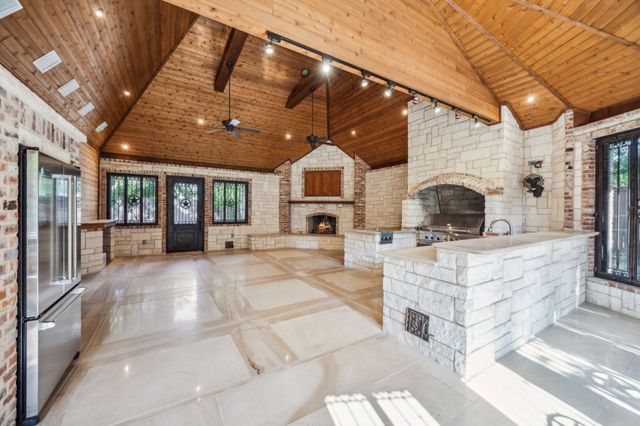 585 N Peytonville Avenue, Southlake, TX 76092