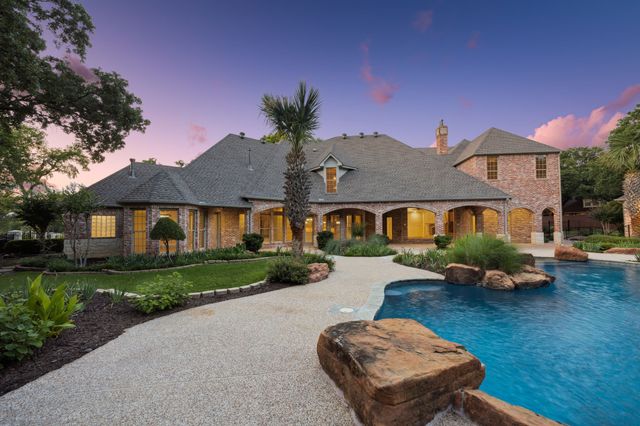 585 N Peytonville Avenue, Southlake, TX 76092