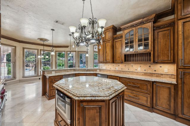 585 N Peytonville Avenue, Southlake, TX 76092