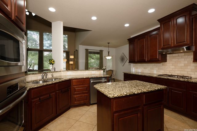 8810 WOODLAND BND, San Antonio, TX 78255