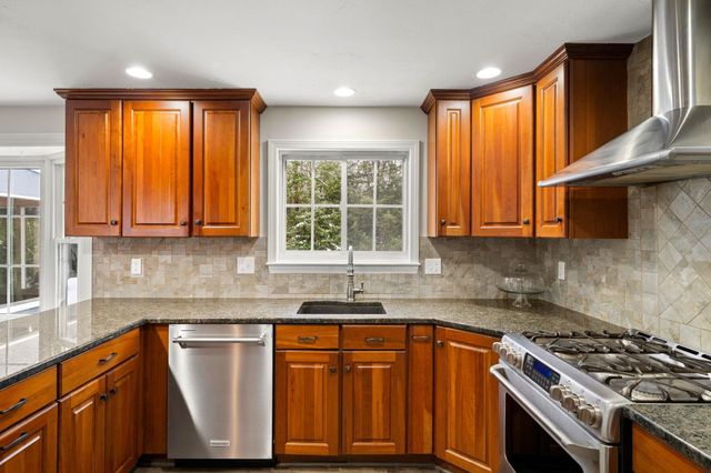 17 Oriole Drive, Bedford, NH 03110