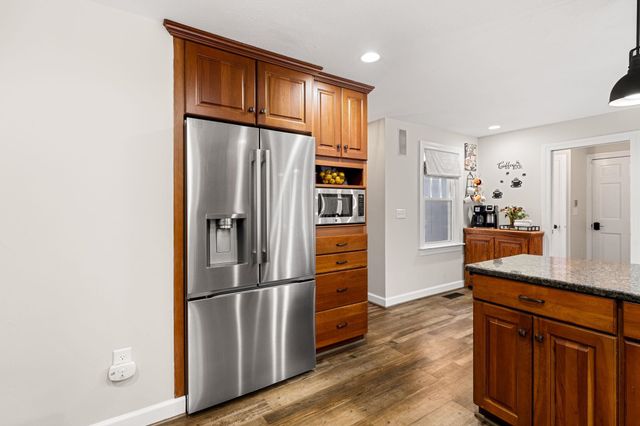 17 Oriole Drive, Bedford, NH 03110