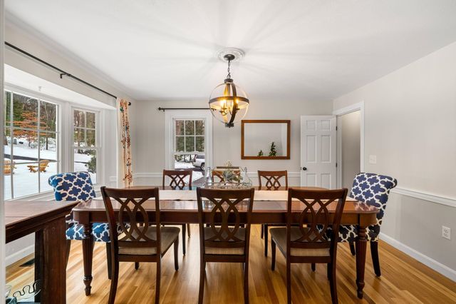 17 Oriole Drive, Bedford, NH 03110