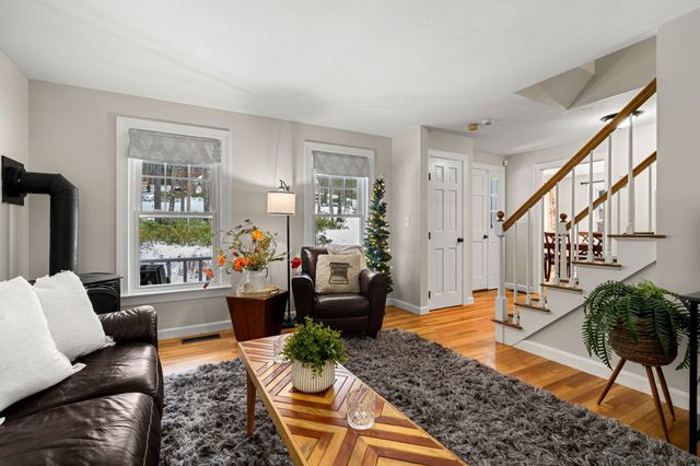 17 Oriole Drive, Bedford, NH 03110