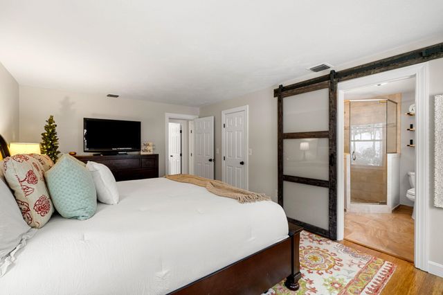 17 Oriole Drive, Bedford, NH 03110