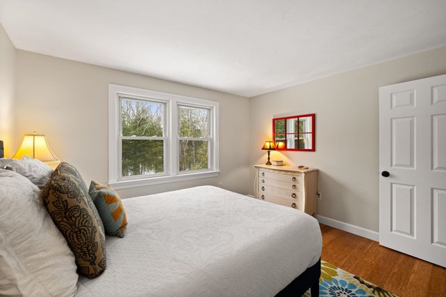 17 Oriole Drive, Bedford, NH 03110