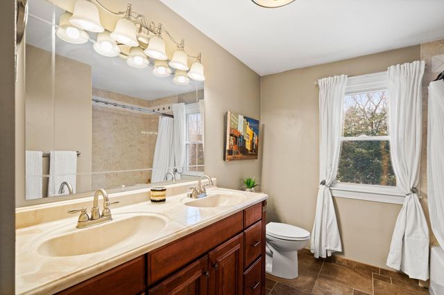 17 Oriole Drive, Bedford, NH 03110