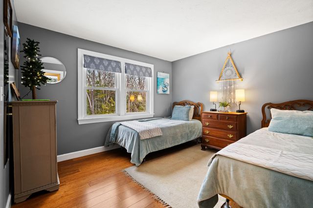 17 Oriole Drive, Bedford, NH 03110