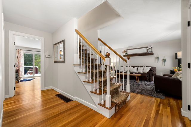 17 Oriole Drive, Bedford, NH 03110