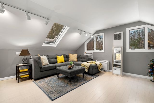 17 Oriole Drive, Bedford, NH 03110