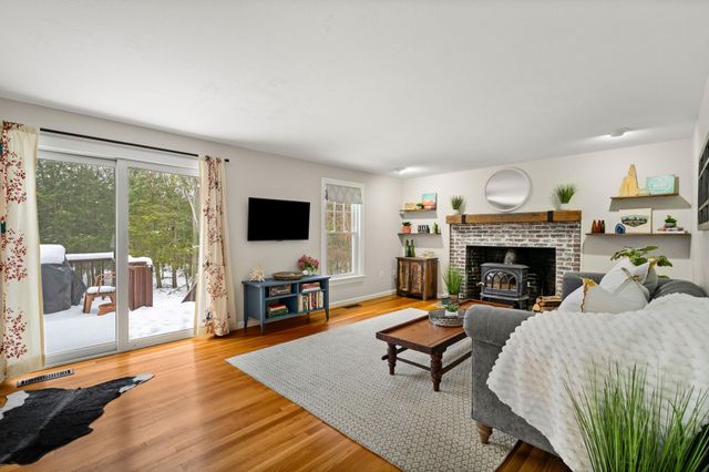 17 Oriole Drive, Bedford, NH 03110