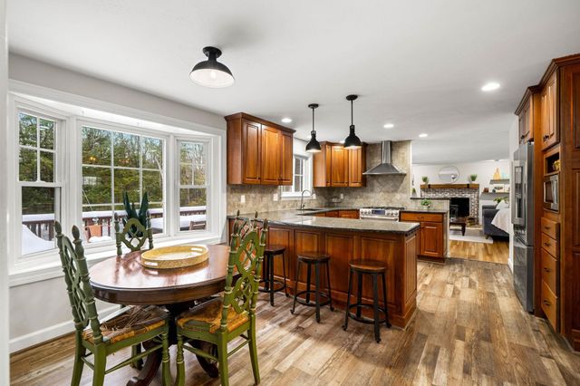 17 Oriole Drive, Bedford, NH 03110